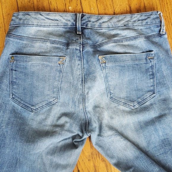 Ankle cut distressed blue denim with zipper detail - Picture 4 of 5